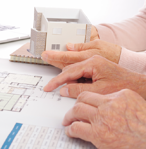 住宅模型と図面を見ている様子